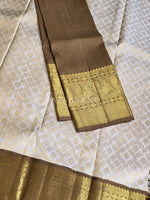 Load image into Gallery viewer, HENNA HAVEN - Pure Kanjivaram Silk Saree with Gold Zari
